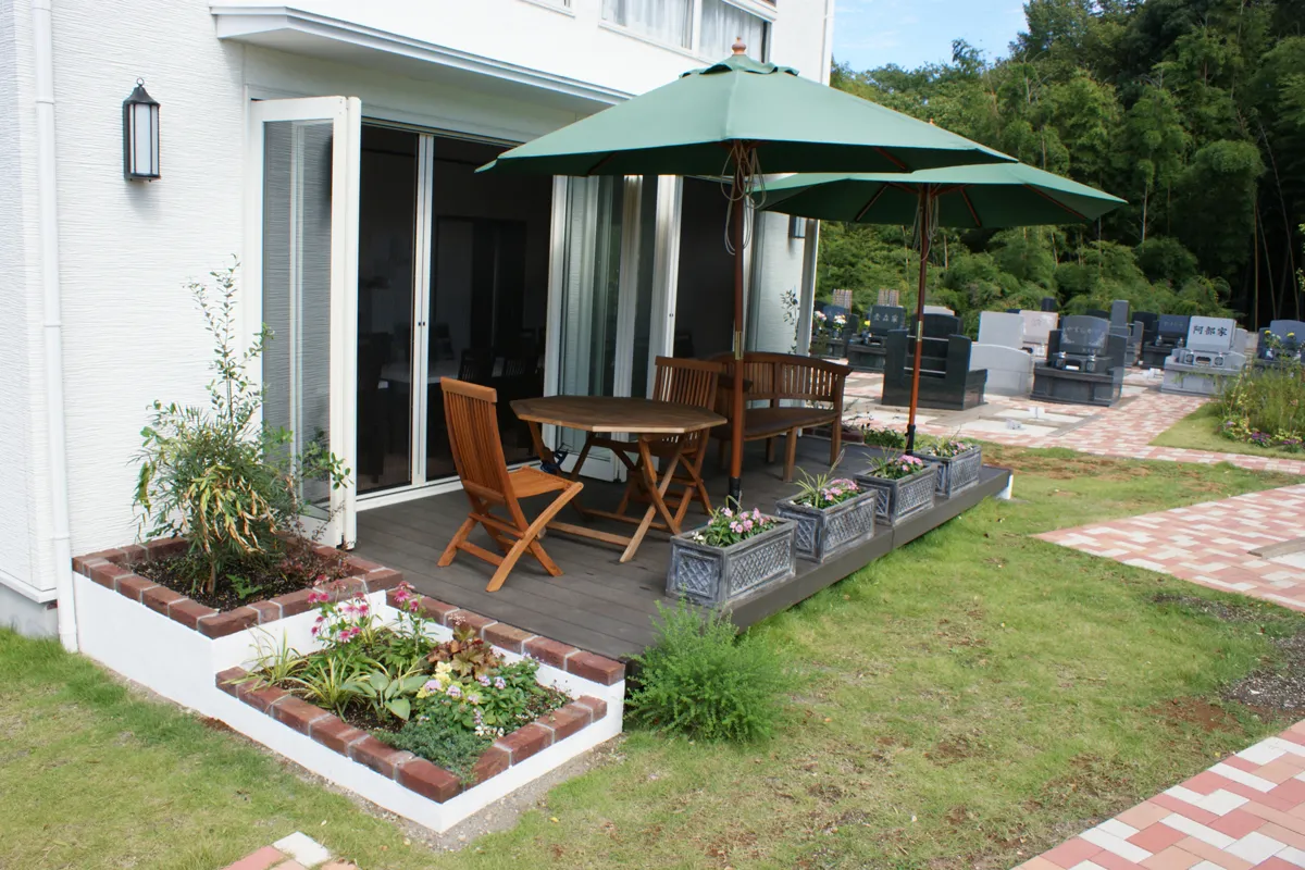 霊園内のテラス