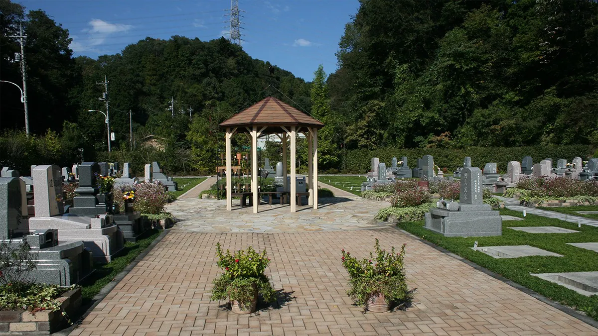 霊園内を見渡せるベンチ