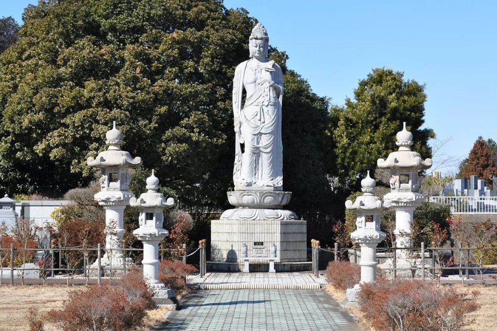 見守る観音像