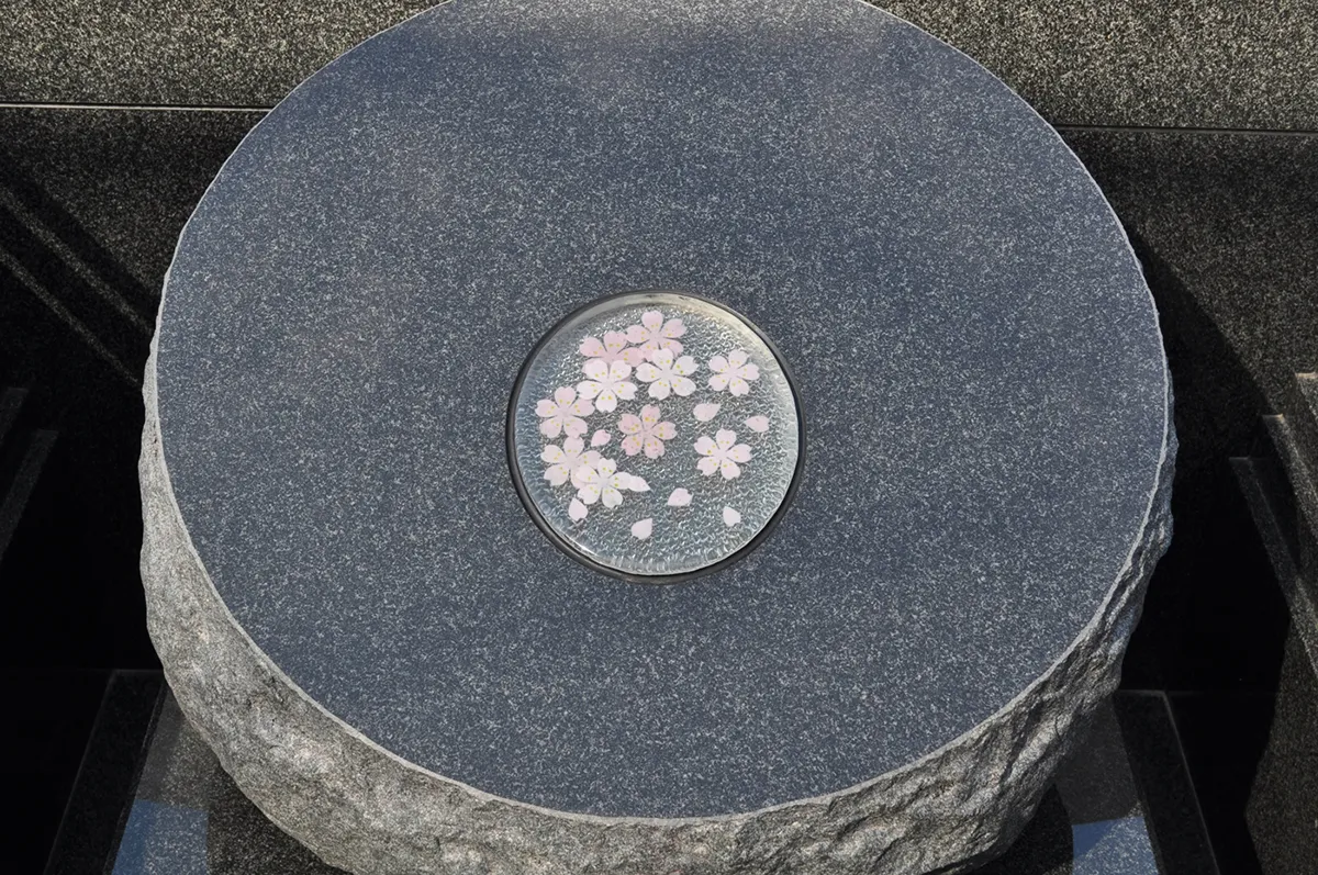 桜がモチーフの墓石デザイン