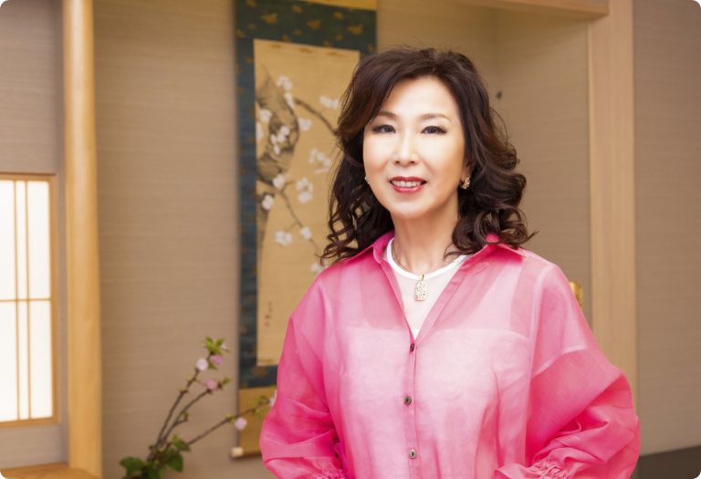“人生に寄り添う歌”を届けて——シャンソン歌手・佐竹律香さんインタビュー